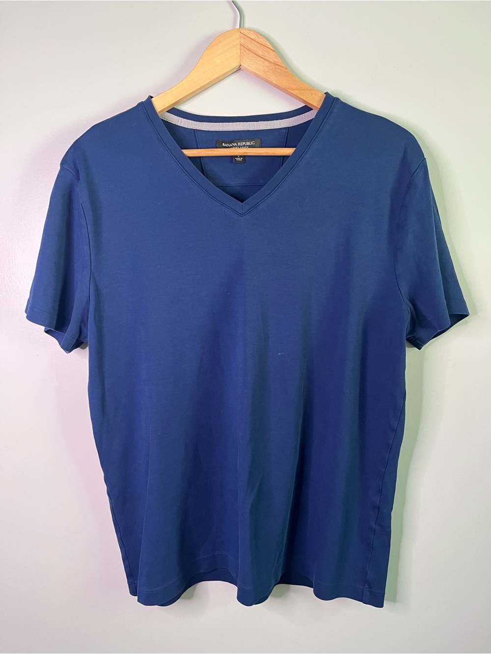 Banana Republic Men’s Blue V-Neck Short Sleeve Tee
